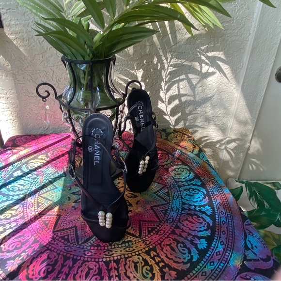 Chanel Rare and Authentic Pearl Embellished Leather Strappy Sandals Size 37.5 - Picture 9 of 10